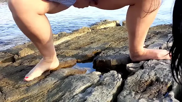 Nya Wife pees outdoor on the beach färska filmer