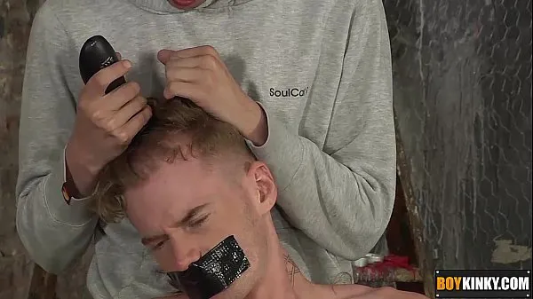 Nya Sebastian is about to get his head shaved and face fucked färska filmer