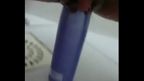 Nye Stuffing the shampoo into the pussy and the growing clitoris friske film
