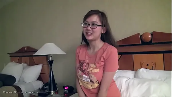 Nya Cute busty asian girlfriend fngers in glasses färska filmer
