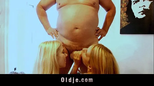 新的 Fat old man rimmed and sucked by two blonde teens 新鲜电影