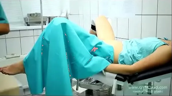 Nya beautiful girl on a gynecological chair (33 färska filmer