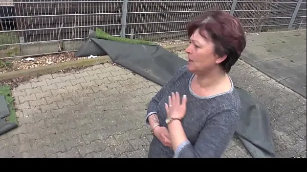 Novi HAUSFRAU FICKEN - German Housewife gets full load on jiggly melons sveži filmi