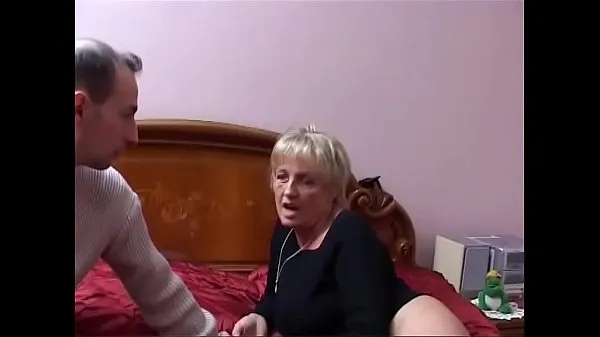 Uusia Two mature Italian sluts share the young nephew's cock tuoretta elokuvaa