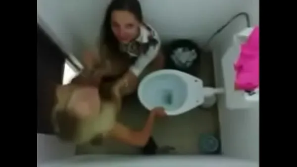 Nya The video of the playing in the bathroom fell on the Net färska filmer