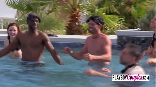 Yeni Пары развлекаются, собираясь вместе в бассейне для горячей прелюдии yeni Filmler