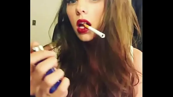 Uusia Hot girl with sexy red lips tuoretta elokuvaa