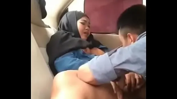 新的 Hijab girl in car with boyfriend 新鲜电影