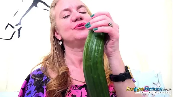 Novi EuropeMaturE One Mature Her Cucumber and Her Toy sveži filmi