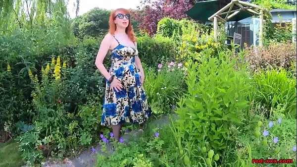 Nye Mature redhead lifts up her dress and fingers herself outdoors friske film
