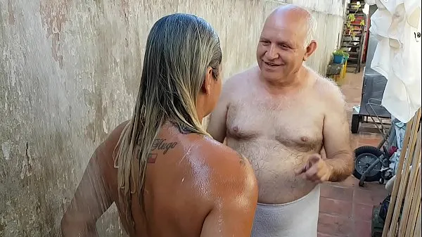Nové Grandpa bathing the young girl he met on the beach !!! Paty Butt - Old Grandpa - El Toro De Oro nové filmy