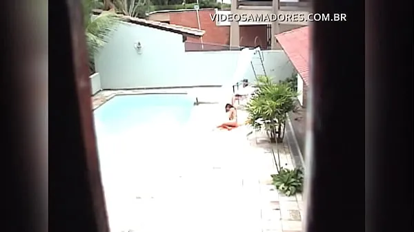 Nya Young boy caught neighboring young girl sunbathing naked in the pool färska filmer