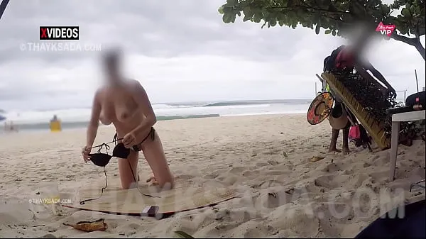 Νέες Hot Wife showing her breasts to the saleswoman on the beach νέες ταινίες