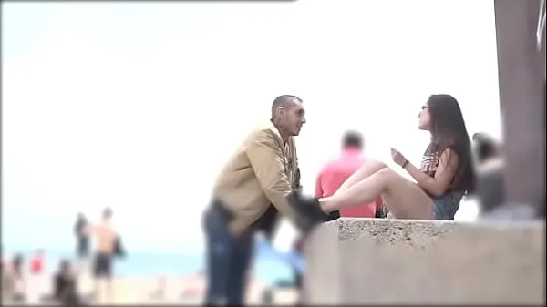 Nieuwe He proves he can pick any girl at the Barcelona beach nieuwe films