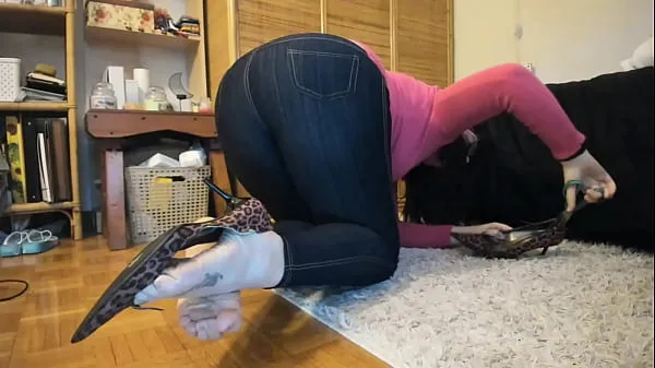 Nuovi Nicoletta completely destroys a pair of high heels putting her big ass in front of your facefilm nuovi