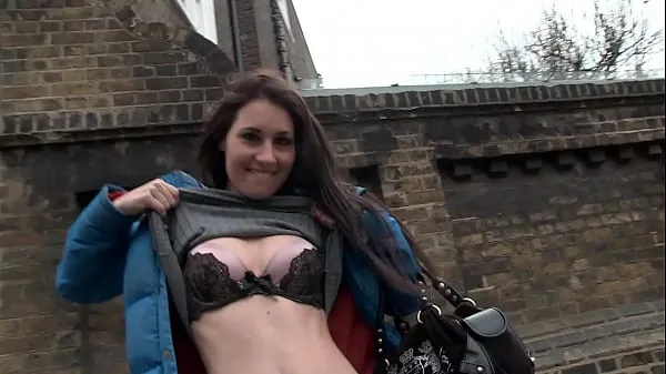 Nye Beautiful slut pissing in public and masturbating in a working class London friske film