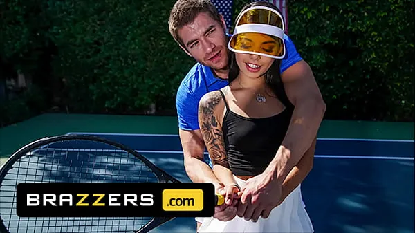 Nye Xander Corvus) Massages (Gina Valentinas) Foot To Ease Her Pain They End Up Fucking - Brazzers ferske filmer