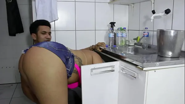 新的 The cocky plumber stuck the pipe in the ass of the naughty rabetão. Victoria Dias and Mr Rola 新鲜电影
