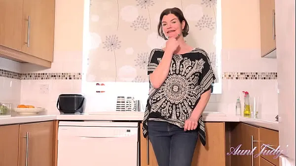 Yeni AuntJudys - 44yo Amateur MILF Jenny gives you JOI in the kitchen yeni Filmler