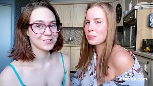 Nye Lesbian Friends Enjoy Their First Time Together ferske filmer