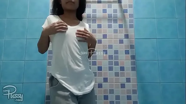 Nye Adorable teen Filipina takes shower friske film
