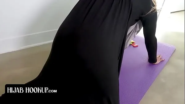 Novi Hijab Hookup - Slender Muslim Girl In Hijab Surprises Instructor As She Strips Of Her Clothes sveži filmi