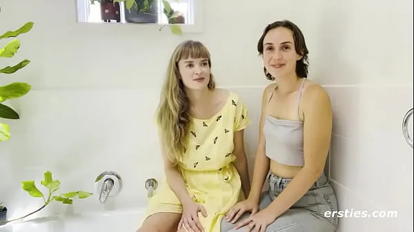 Nye Cute Babes Enjoy a Sexy Bath Together ferske filmer