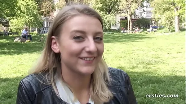Új Hot 19-year-old girl from Munich allows herself to be filmed masturbating friss filmek