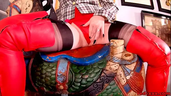 새로운 영화Hot MILF Red XXX in her sexy red thigh high boots 신선한 영화