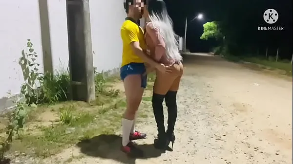 Nye FOOTBALL PLAYER FUCKING A CUZINHO IN THE MIDDLE OF THE STREET ferske filmer