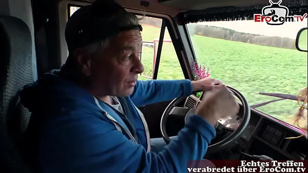 Nye German teen Hitchhiker pick up and fuck in car with grandpa ferske filmer