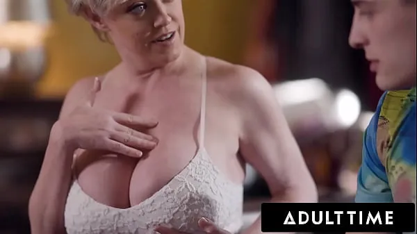 新的 ADULT TIME - Dee Williams' Stepson Can't Take His Eyes Off Of His Stepmom's Big Tits 新鲜电影