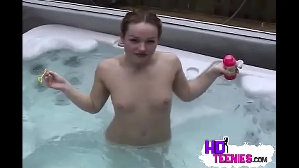 Neue Sweet teen showing her small tits and pussy in jaccuzifrische Filme