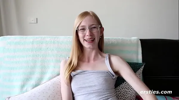 Nowe Ersties: Cute Blonde Girl Fingers Her Wet Pussyświeże filmy