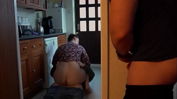 Novi Husband Wanks as He Watches Big Booty Wife Get Cum in Tight Pussy sveži filmi