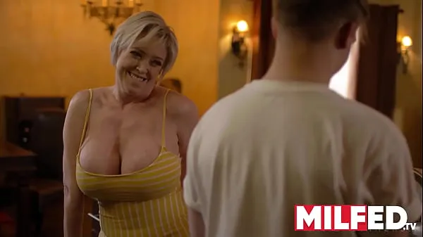 新的 Mother-in-law Seduces him with her HUGE Tits (Dee Williams) — MILFED 新鲜电影