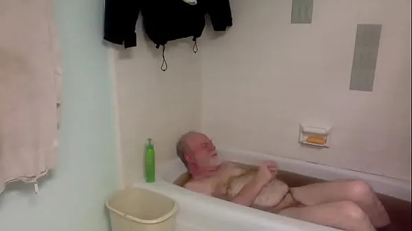 Uusia guy in bath tuoretta elokuvaa