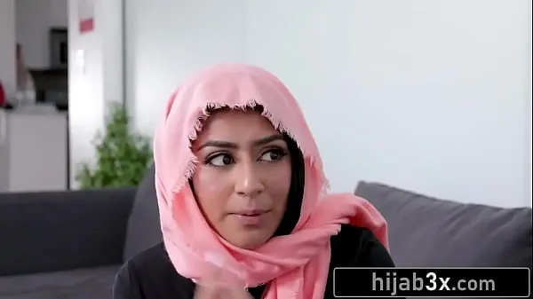 Neue Heiße muslimische junge Frau muss Nachbarn lutschen und ficken, um ihr Geheimnis zu bewahren (Binky Beazfrische Filme