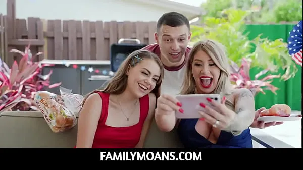 Nye FamilyMoans - When stepbrother Johnny arrives at the party, he starts grilling some hotdogs, and sneakily gives some to Selena who starts sucking on his wiener as a way to say thank you ferske filmer