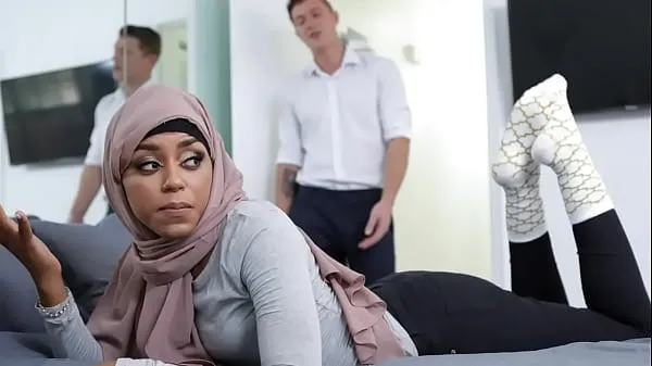 Nowe Hijab-Hating Muslim Babe Rebels and Has Wild Sex With Her Stepbrotherświeże filmy