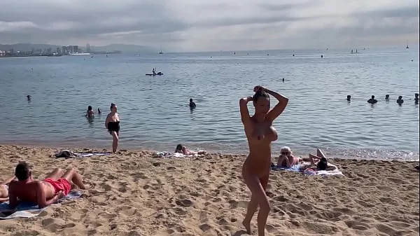 Nya Naked Monika Fox Swims In The Sea And Walks Along The Beach On A Public Beach In Barcelona färska filmer