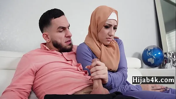 Nouveaux Femme de ménage en hijab surprise en train de voler - Violet Gems - Hijab4k nouveaux films