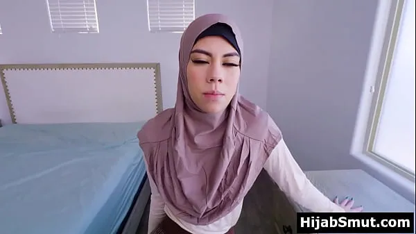 Novi Shy muslim teen Mila Marie keeps her hijab on when fucking sveži filmi