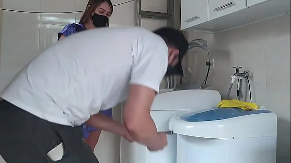 Νέες Married woman teasing the technician who went to fix the washing machine, the naughty girl opened her bathrobe in front of him νέες ταινίες