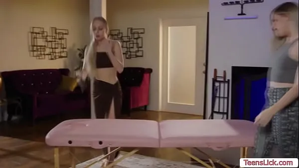 Teen masseuse enjoys licking her customers pussy Film baru yang segar
