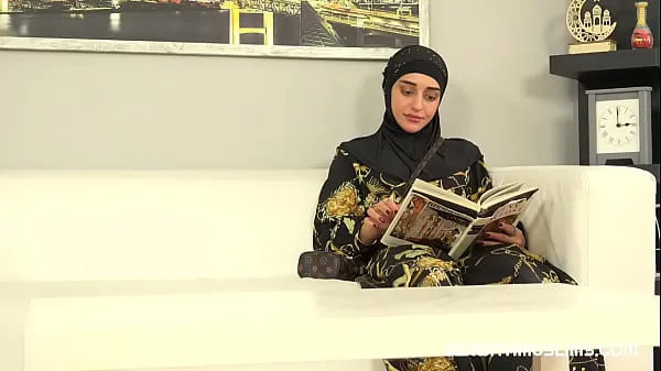 Новые Милая женщина в хиджабе примерила член продавца вместо новой одеждысвежие фильмы