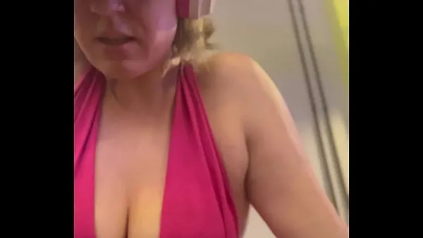 Nye Wow, my training at the gym left me very sweaty and even my pussy leaked, I was embarrassed because I was so horny ferske filmer