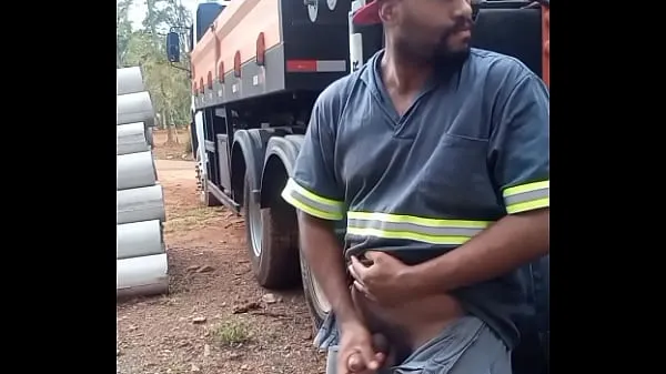 Nye Worker Masturbating on Construction Site Hidden Behind the Company Truck ferske filmer