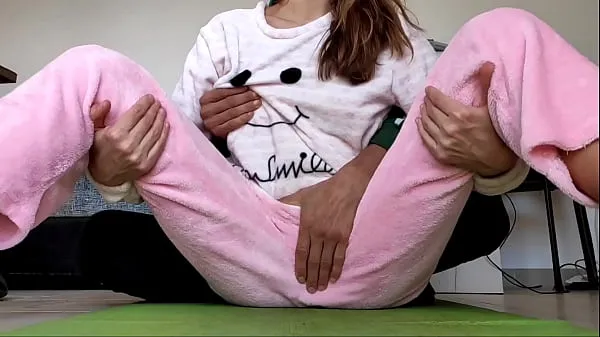 Novi asian amateur real homemade teasing pussy and small tits fetish in pajamas sveži filmi