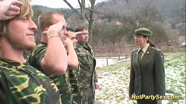 Nieuwe Military Chick gets soldiers cum nieuwe films